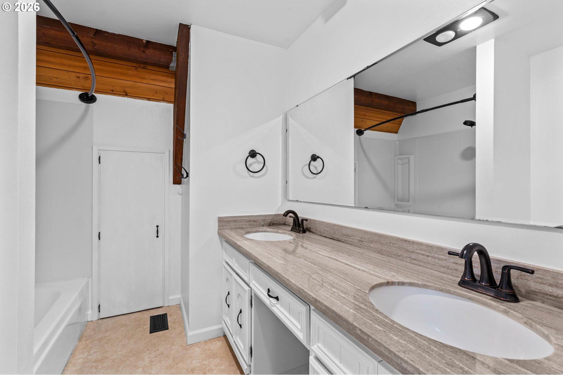 40028 Booth Kelly Road Springfield, OR 97478 - Photo 12 of 33 Bathroom