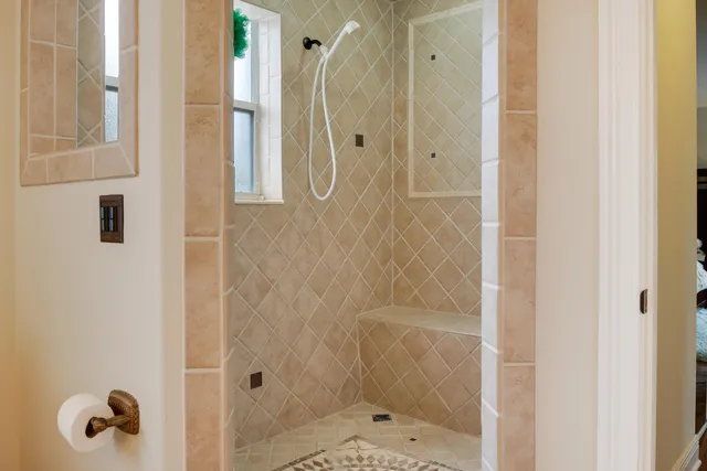 a black and white photo of a living room