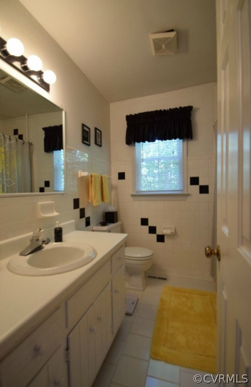 2301 Garrison Place Road Midlothian, VA 23112 - Photo 14 of 24 a bathroom with a sink a toilet and mirror