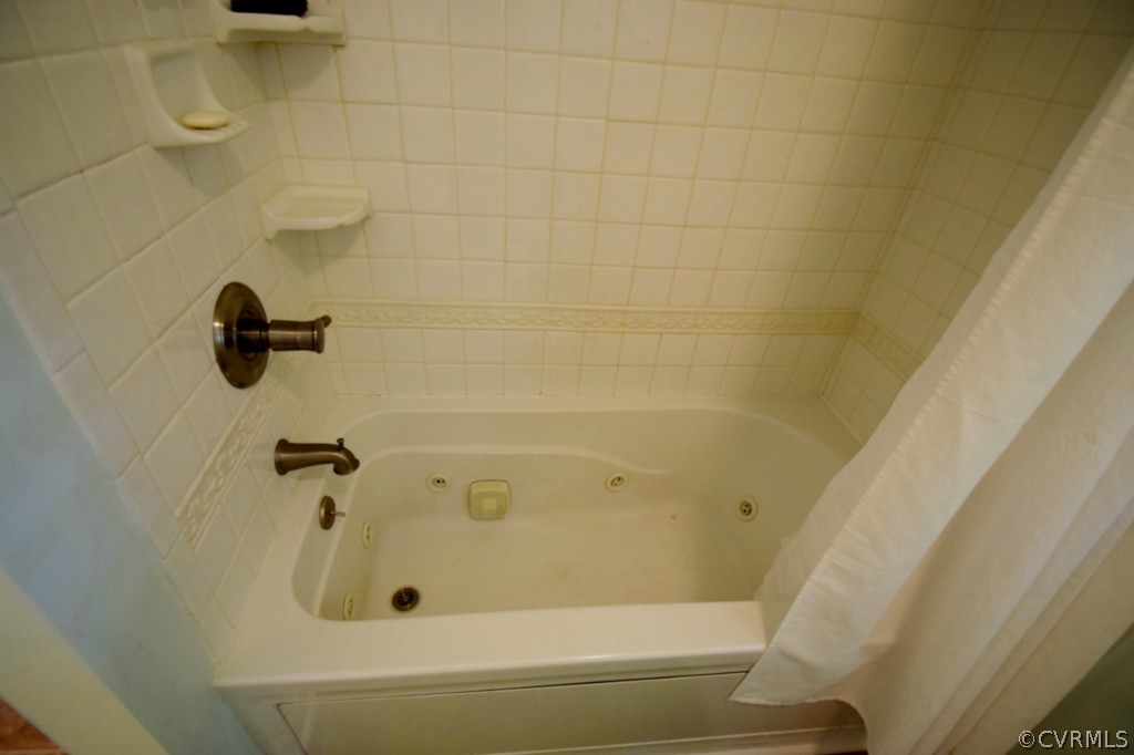 2301 Garrison Place Road Midlothian, VA 23112 - Photo 20 of 24 a bathroom with a bathtub