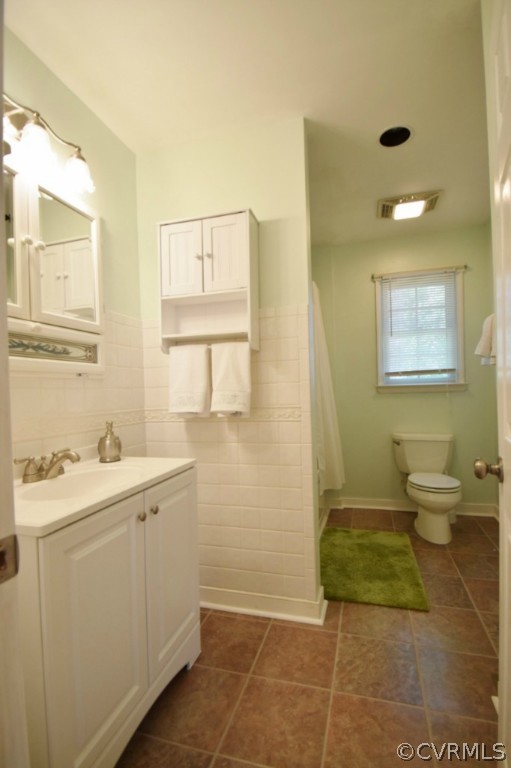 2301 Garrison Place Road Midlothian, VA 23112 - Photo 21 of 24 a bathroom with a sink toilet and mirror