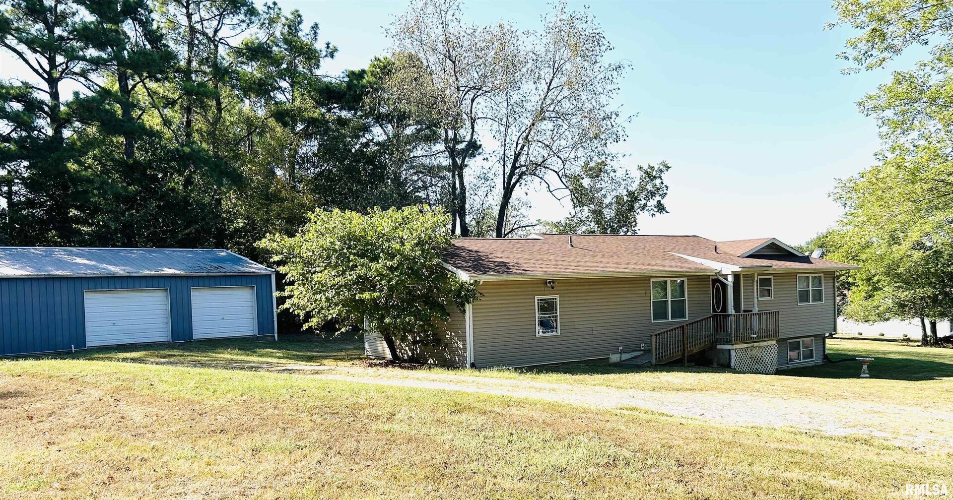 744 Cardinal Road Carbondale, IL 62901 - Photo 2 of 38 a front view of a house with a yard