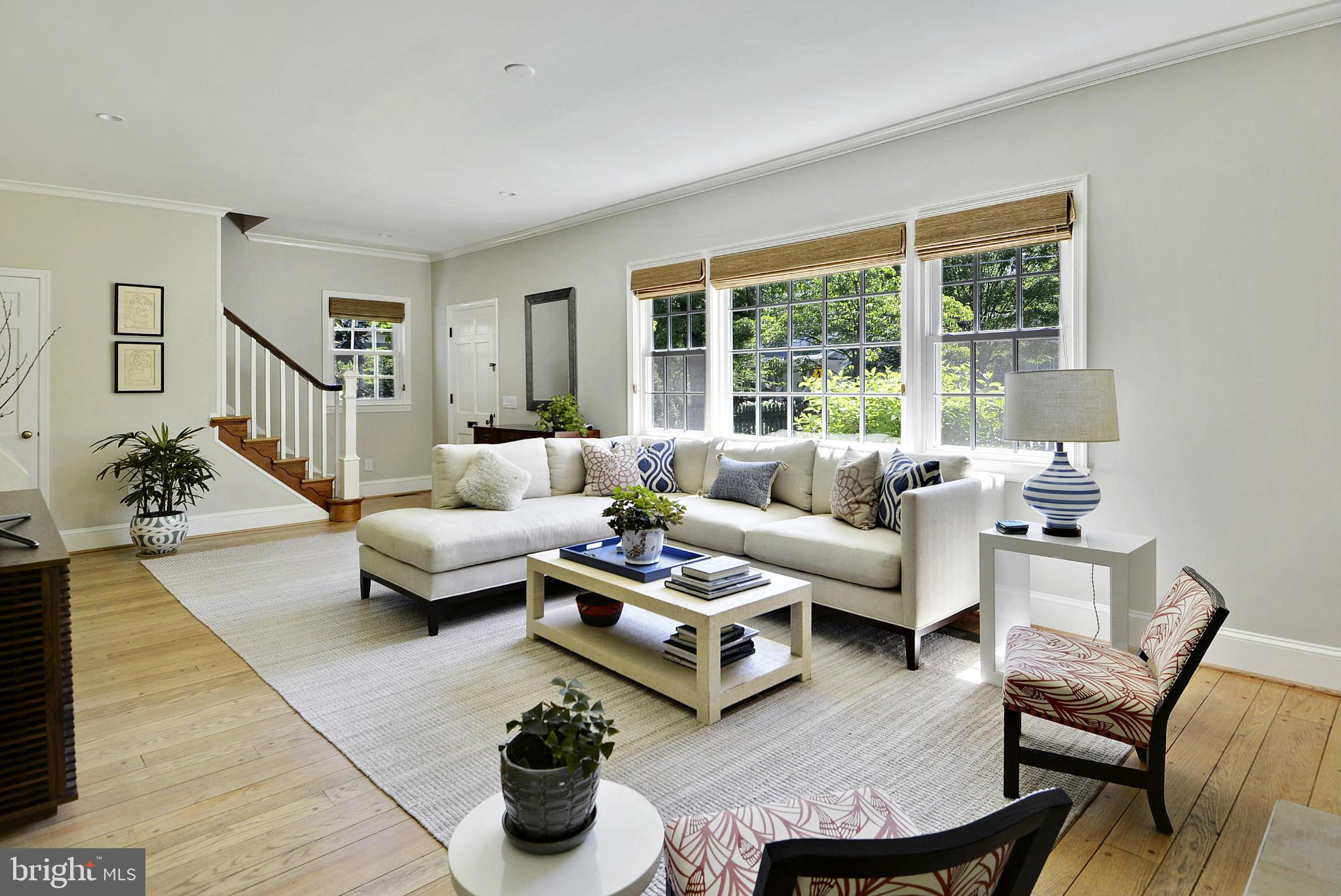 9207 2nd Avenue Silver Spring, MD 20910 - Photo 8 of 30 Living Room