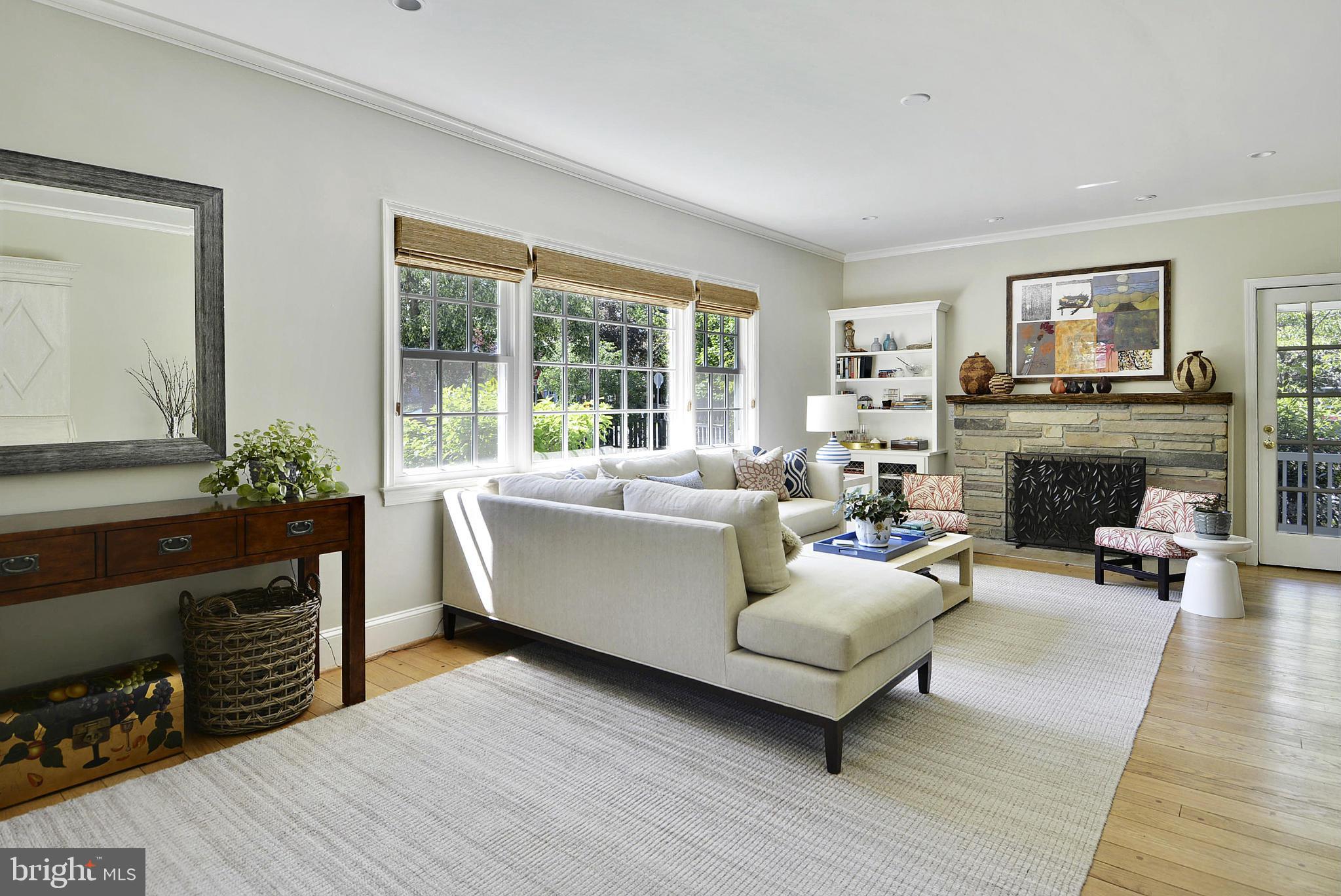 9207 2nd Avenue Silver Spring, MD 20910 - Photo 9 of 30 Living Room