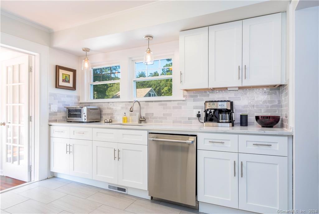 303 Wakeman Road Fairfield, CT 06824 - Photo 13 of 40