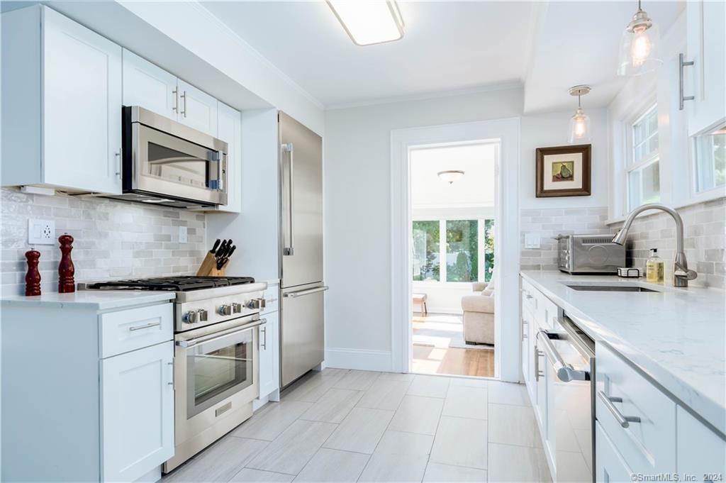 303 Wakeman Road Fairfield, CT 06824 - Photo 14 of 40