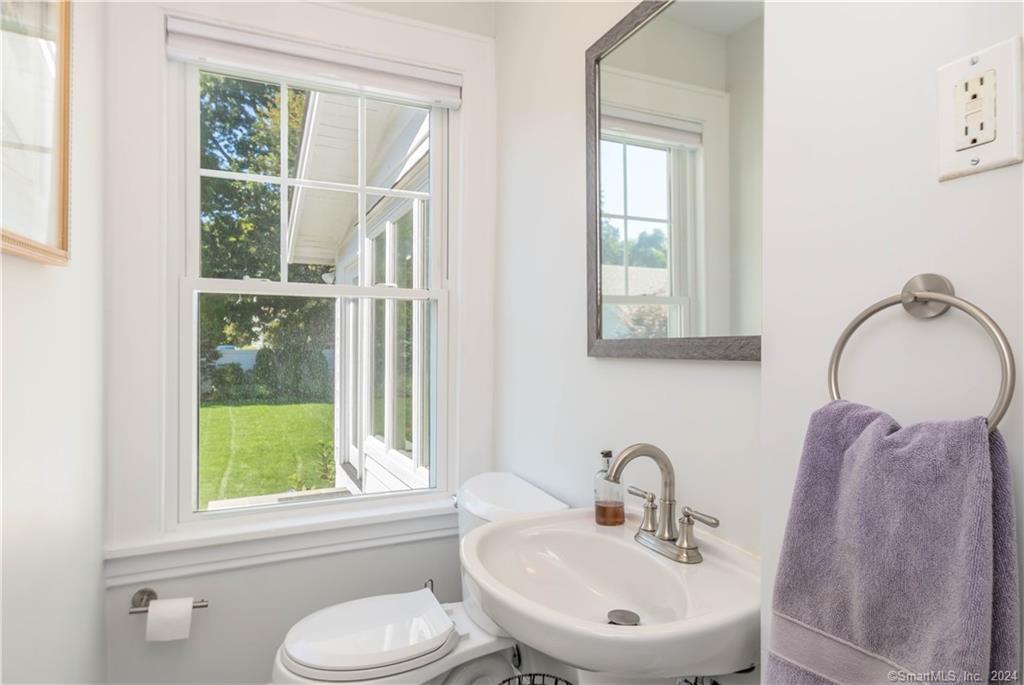 303 Wakeman Road Fairfield, CT 06824 - Photo 17 of 40