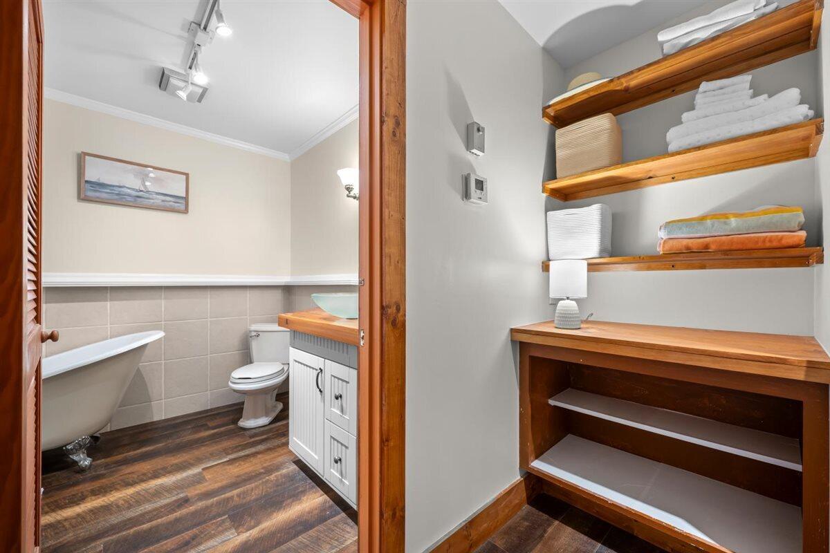 109 Seashore Drive Jupiter, FL 33477 - Photo 27 of 46 Hallway to 3rd Bedroom/Full Bath
