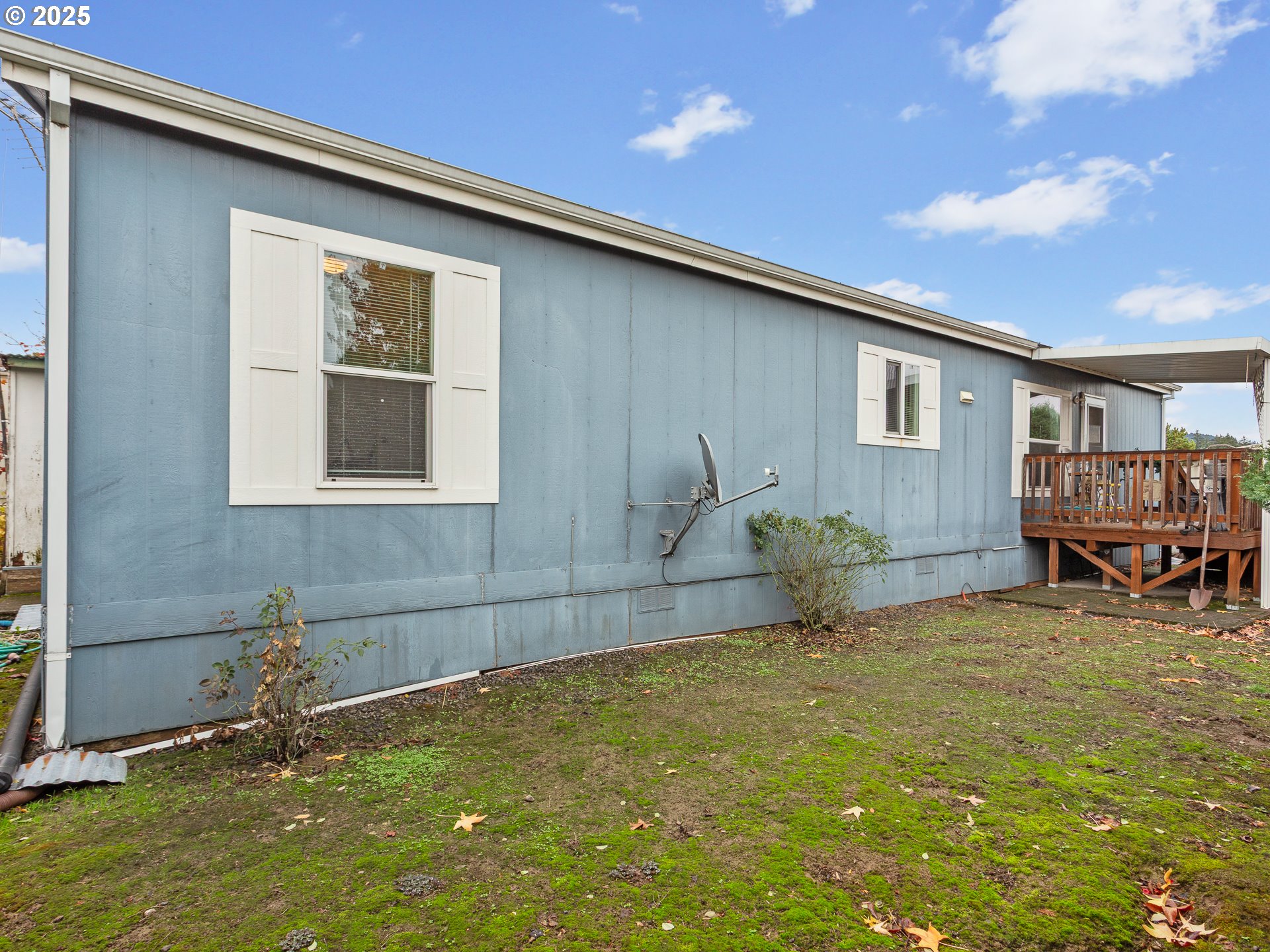 2901 East 2nd Street, Unit 121 Newberg, OR 97132 - Photo 28 of 48 a backyard of a house with yard and outdoor seating
