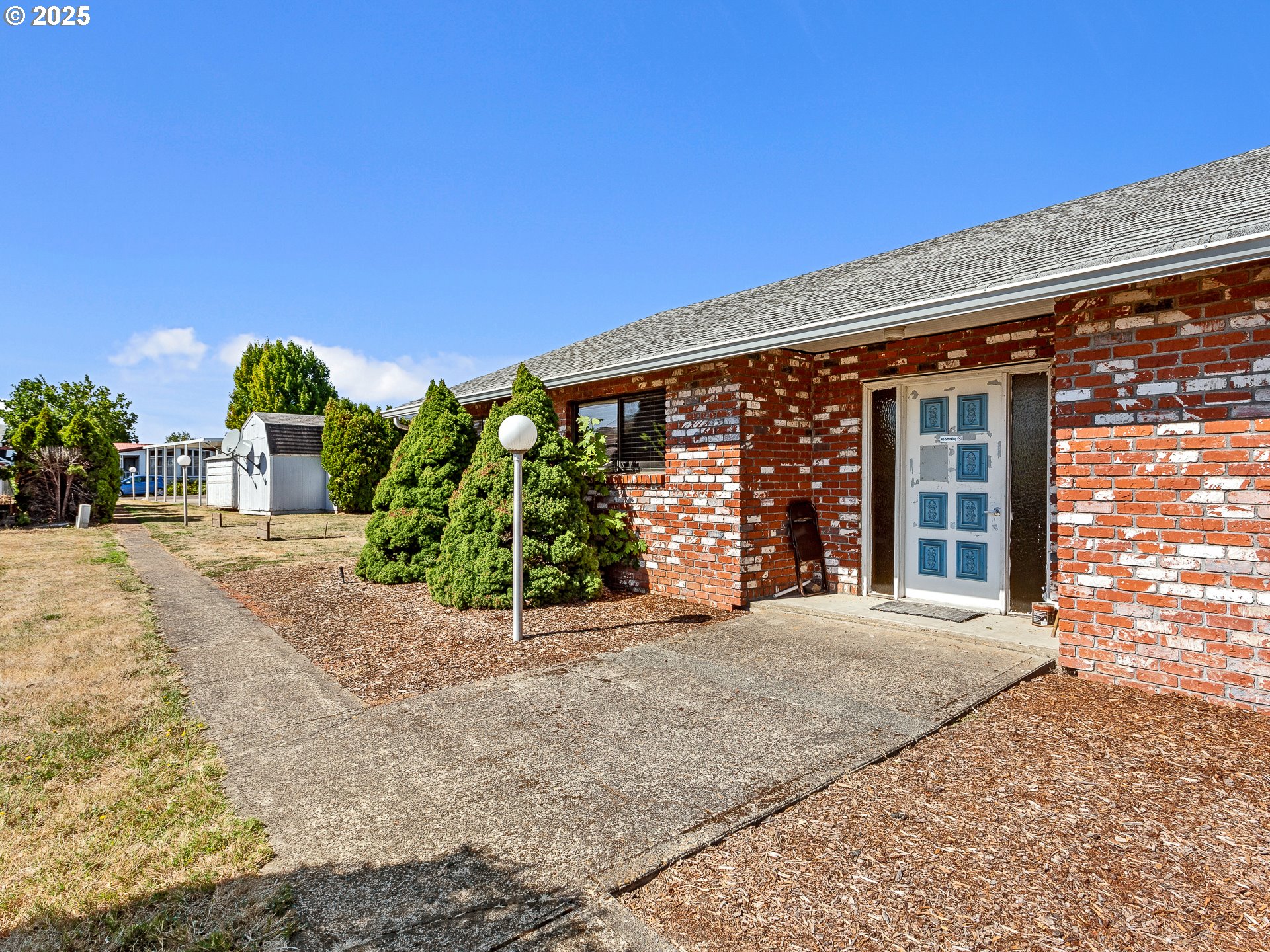 2901 East 2nd Street, Unit 121 Newberg, OR 97132 - Photo 34 of 48 a front view of a house with garden