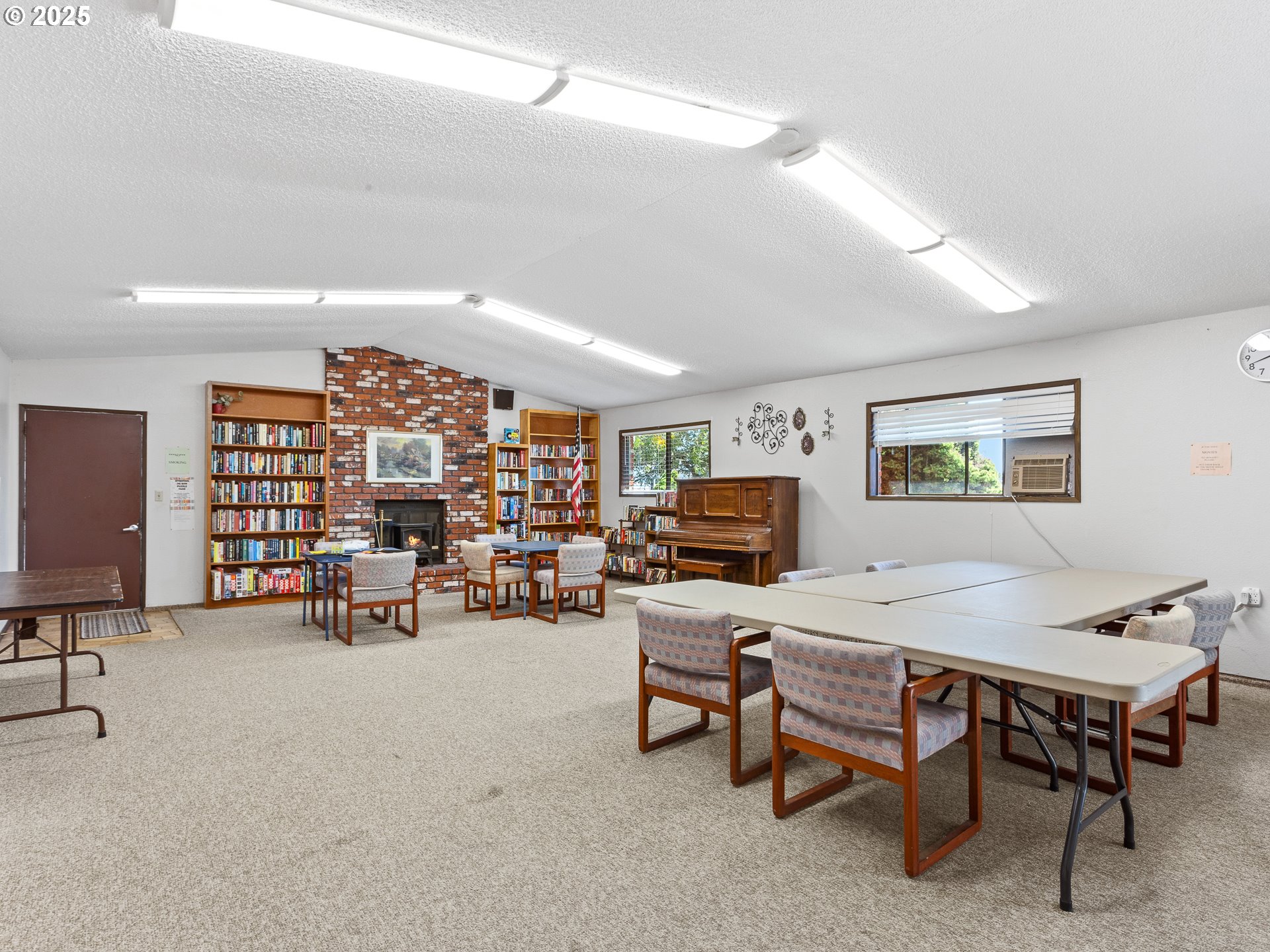 2901 East 2nd Street, Unit 121 Newberg, OR 97132 - Photo 35 of 48 a workspace with furniture and a couch