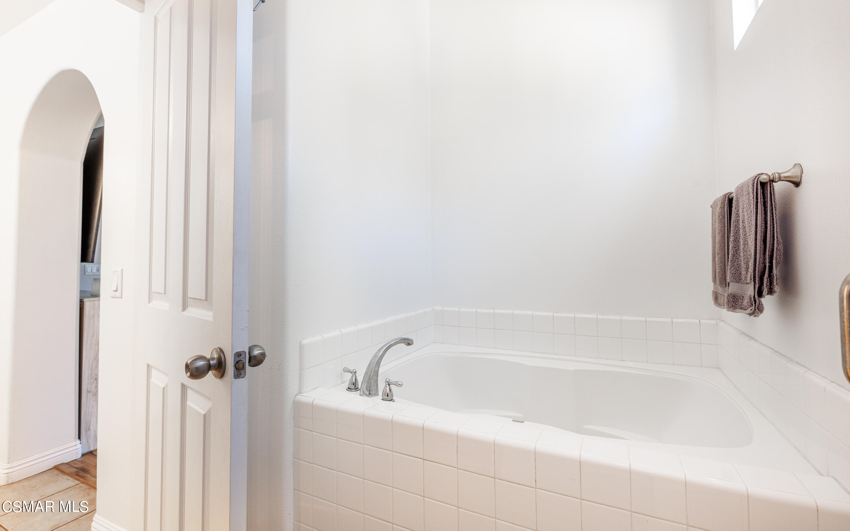 4121 Paredo Way, Unit A Simi Valley, CA 93063 - Photo 17 of 29 a bathroom with a tub