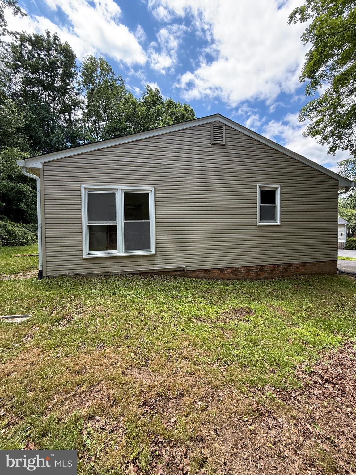 2133 Freda Drive Vienna, VA 22181 - Photo 2 of 35 a backyard of a house with lots of green space