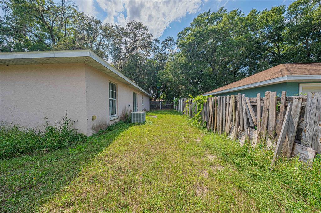 901 Southwest 7th Street Ocala, FL 34471 - Photo 26 of 27 a view of backyard with green space