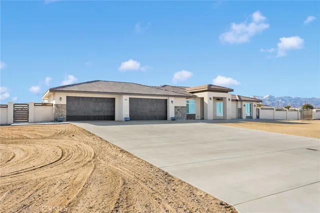 $925,000 | 9817 Silver Palm Drive, Oak Hills, CA 92344