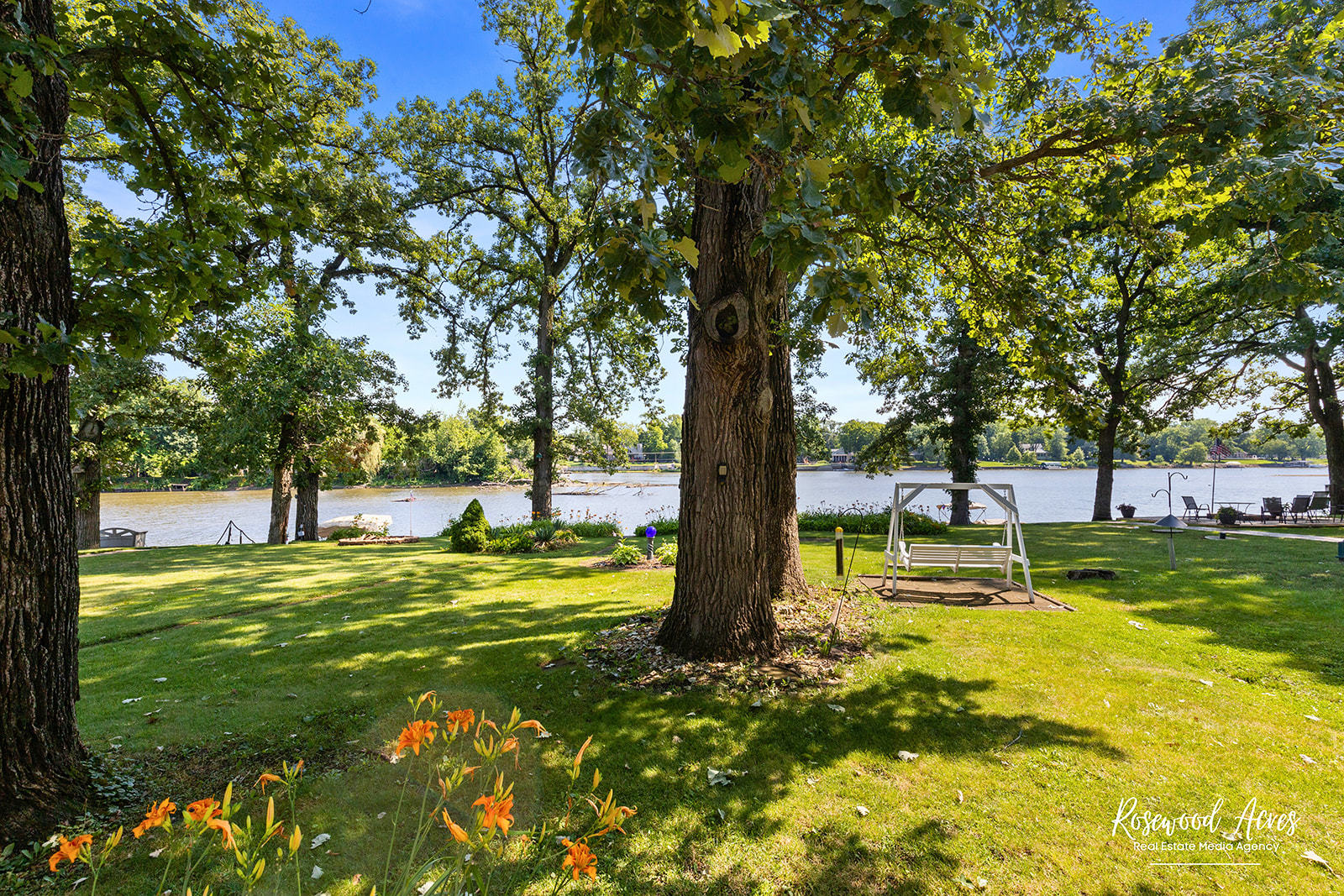 2657 River Road Kankakee, IL 60901 - Photo 4 of 22 a view of a yard with a tree