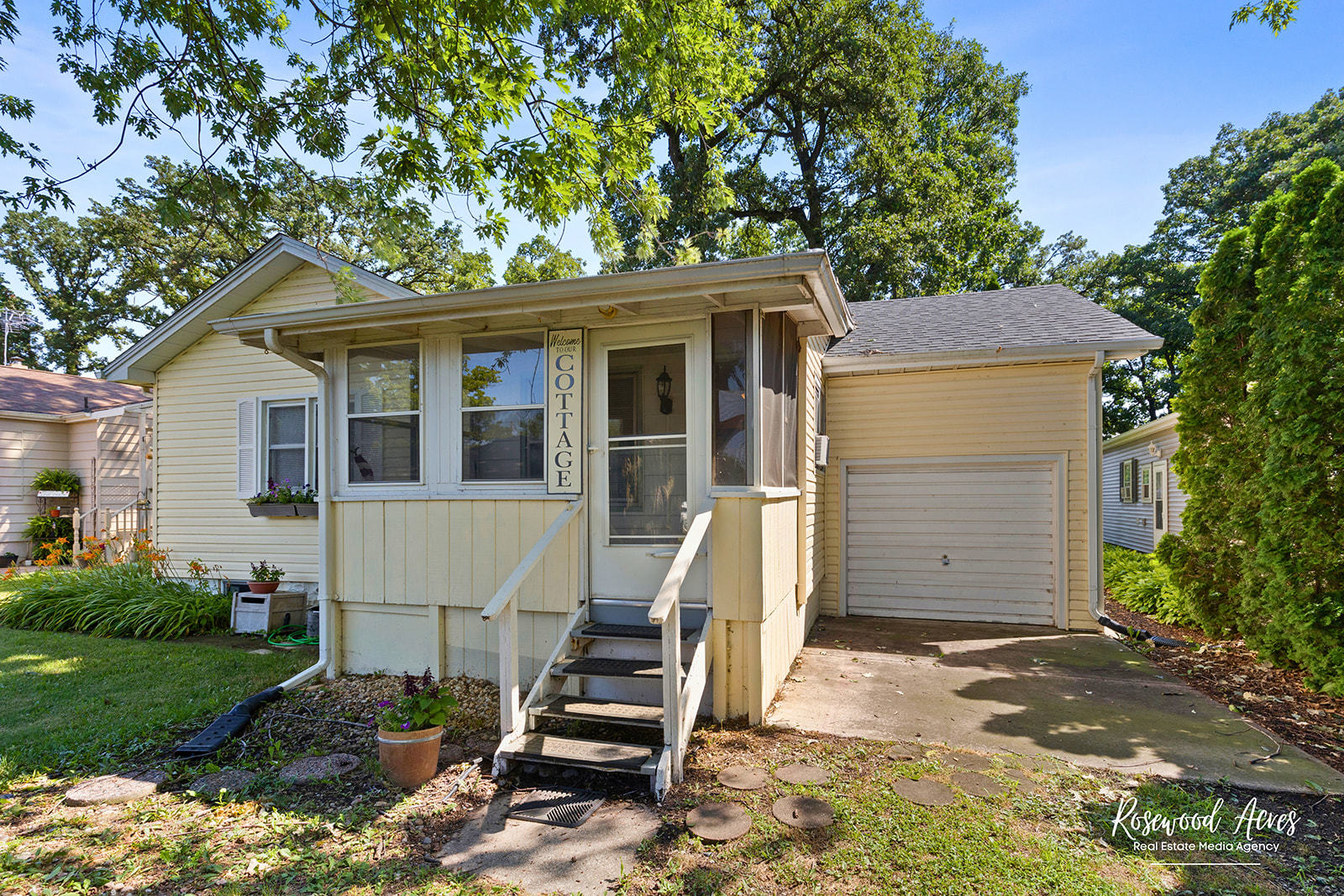 2657 River Road Kankakee, IL 60901 - Photo 9 of 22 a front view of a house with a garden and trees