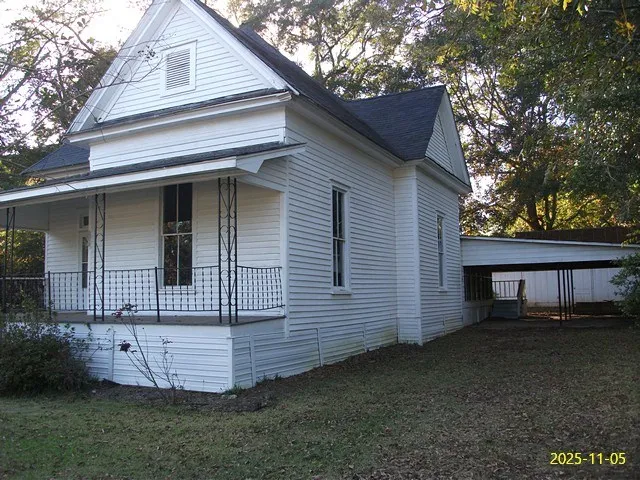 a view of house with a yard