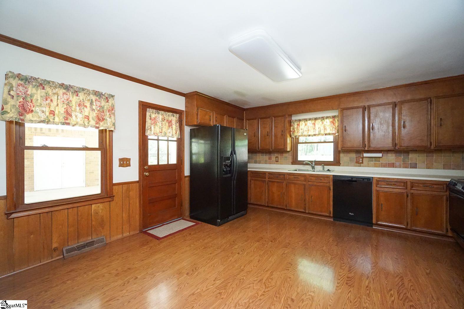 26 Parliament Road Greenville, SC 29615 - Photo 9 of 34 Gallery Image 9