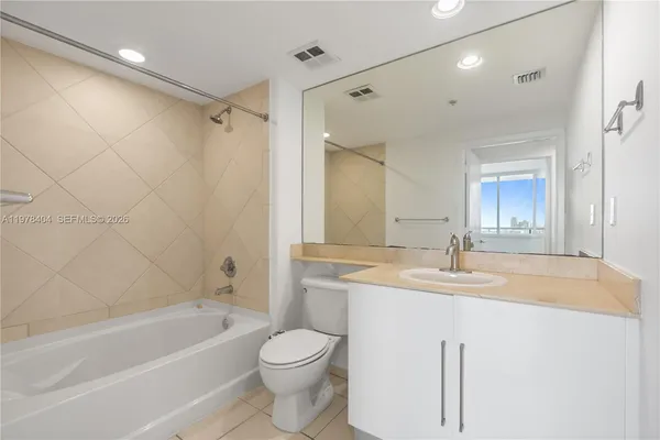 $3,200 | 325 South Biscayne Boulevard, Unit 4324, Miami, FL 33131