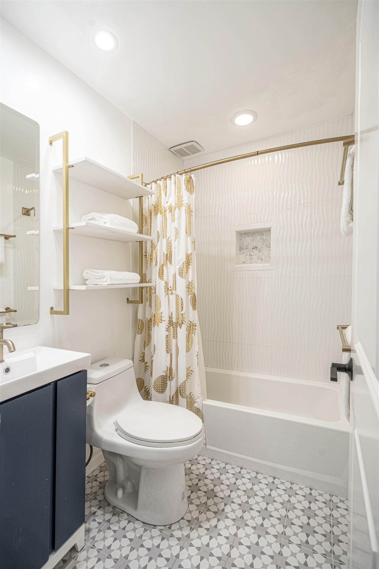 3741 Lower Honoapiilani Road, Unit 303 Lahaina, HI 96761 - Photo 18 of 30 a bathroom with a toilet a sink and a bathtub