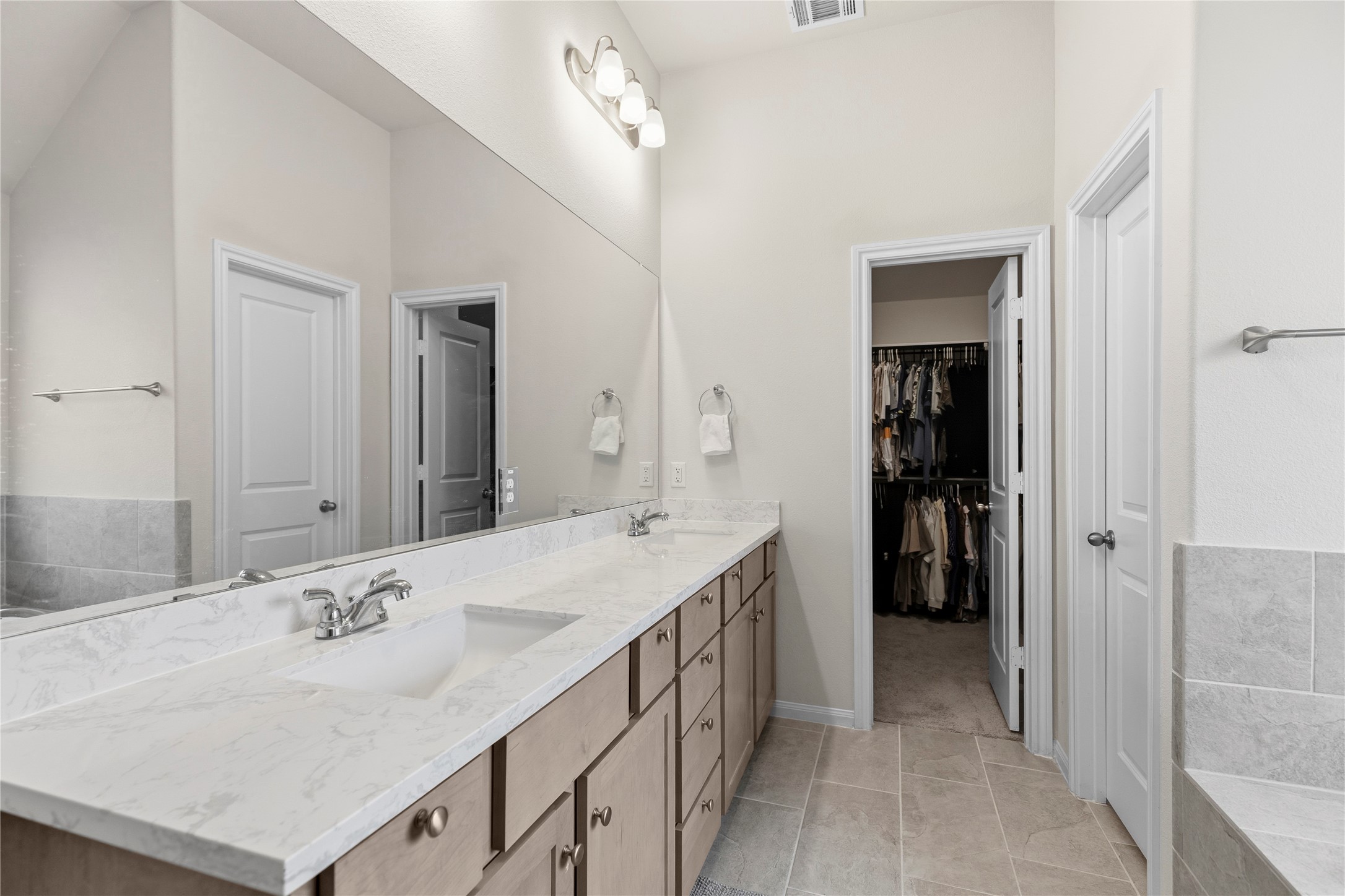 2602 Arbor Edge Crossing La Marque, TX 77568 - Photo 16 of 26 Primary Bathroom