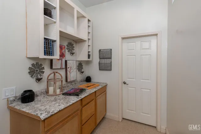 a view of a house with backyard and garden