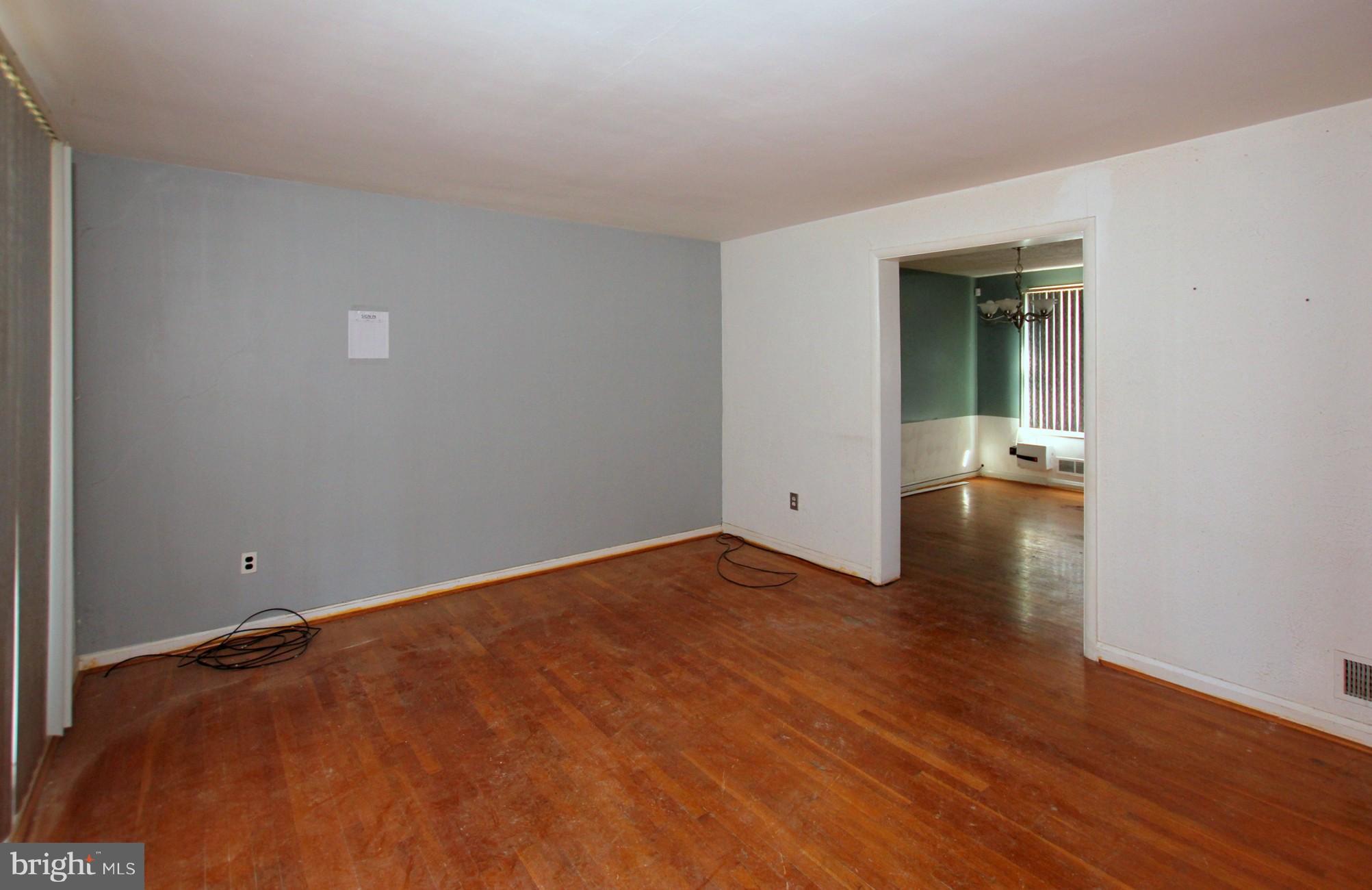 6145 Marlora Road Baltimore, MD 21239 - Photo 4 of 20 Living room