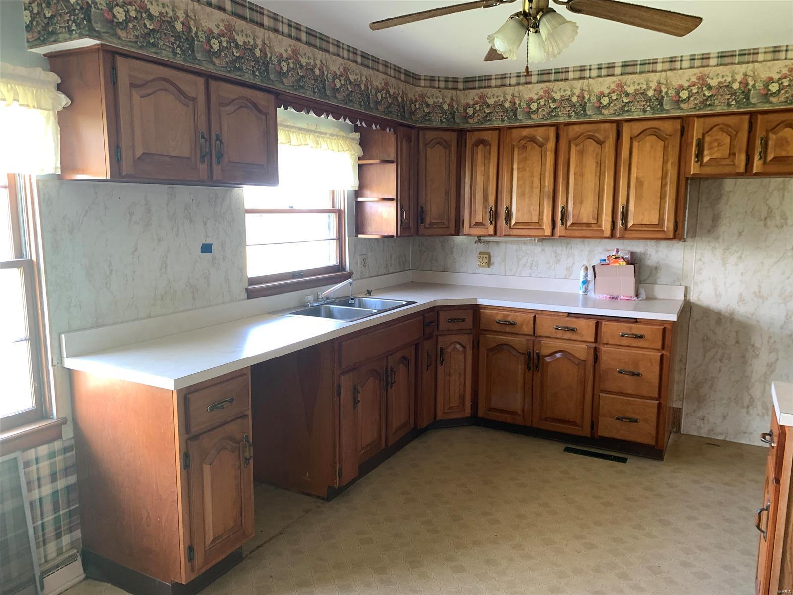 20742 Staunton Road Staunton, IL 62088 - Photo 2 of 23