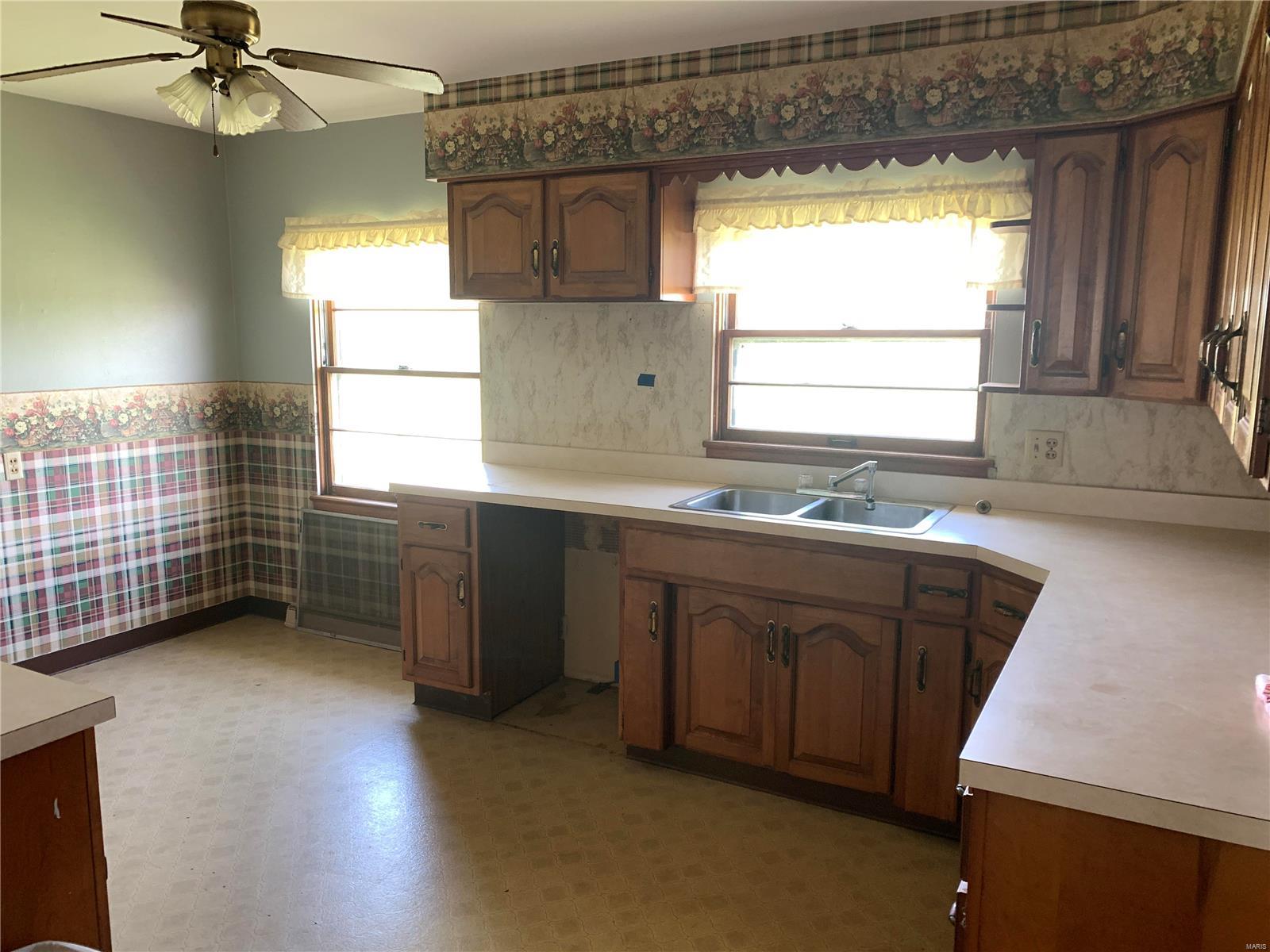 20742 Staunton Road Staunton, IL 62088 - Photo 3 of 23