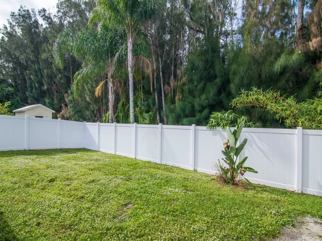 a view of a back yard