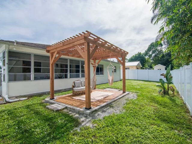 a view of a house with backyard and porch