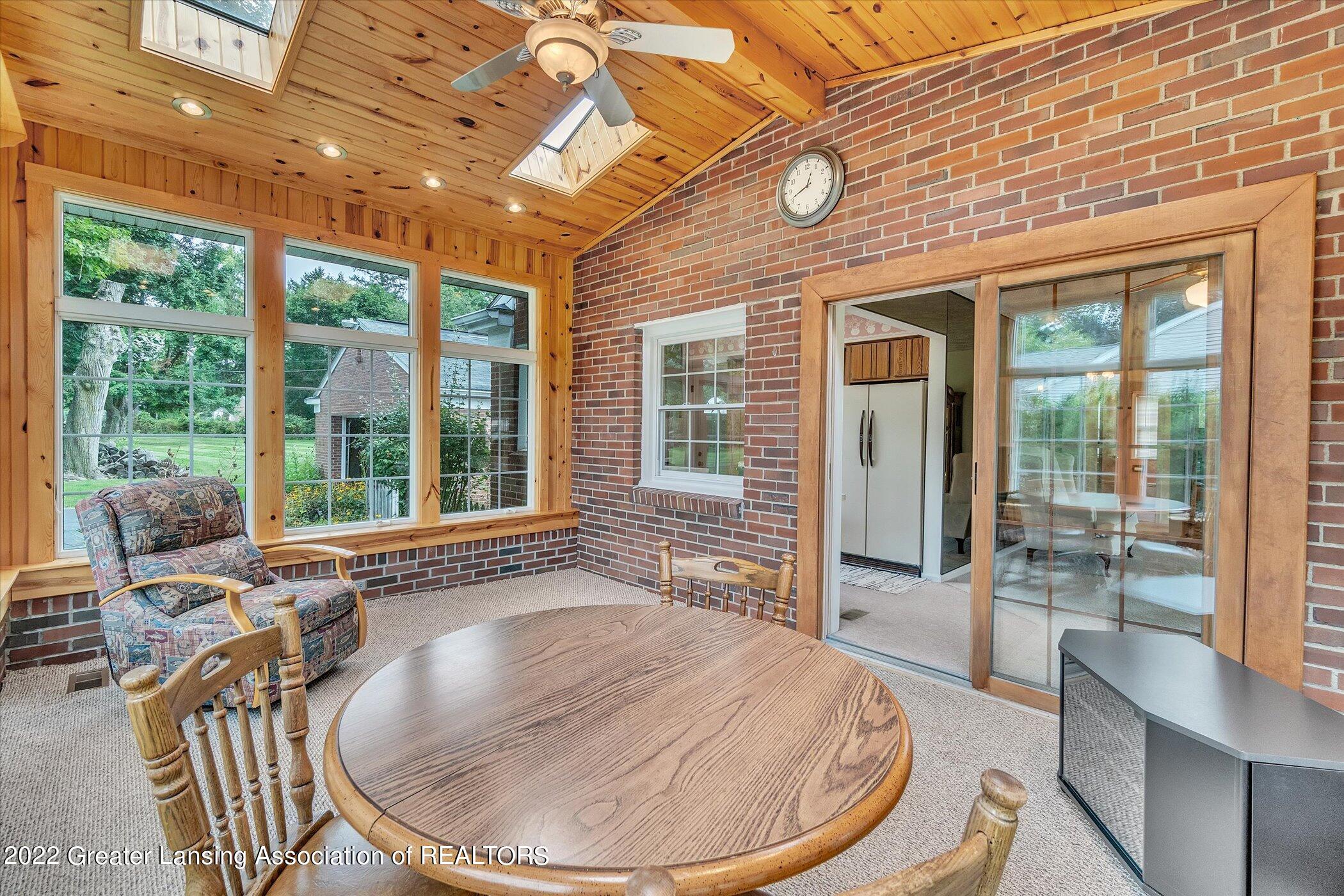 2212 Pembroke Road Lansing, MI 48906 - Photo 9 of 34 Four Season