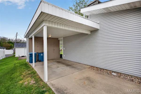 $250,000 | 1914 Zschokke Street, Highland, IL 62249