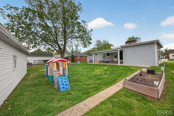 $250,000 | 1914 Zschokke Street, Highland, IL 62249