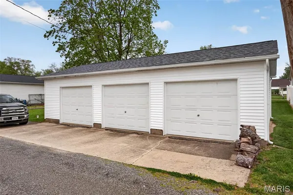 $250,000 | 1914 Zschokke Street, Highland, IL 62249