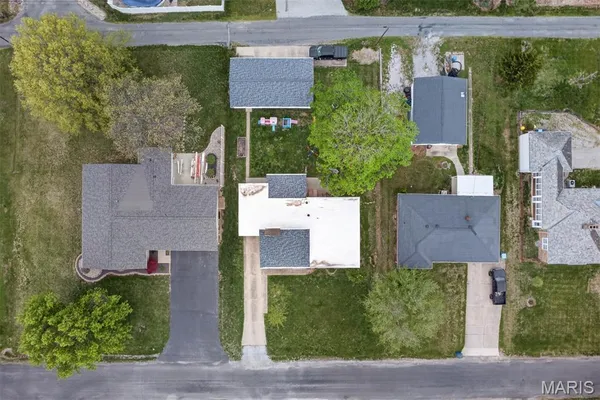 $250,000 | 1914 Zschokke Street, Highland, IL 62249