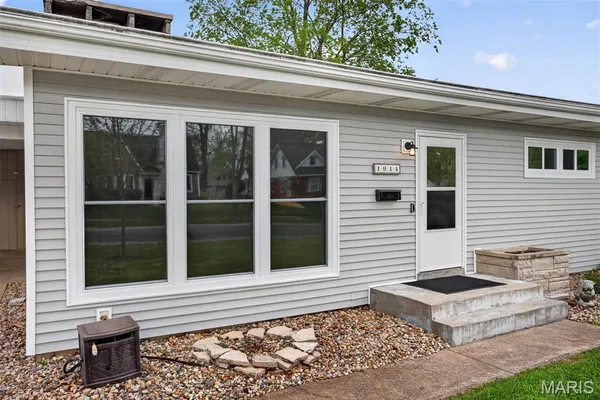 $250,000 | 1914 Zschokke Street, Highland, IL 62249