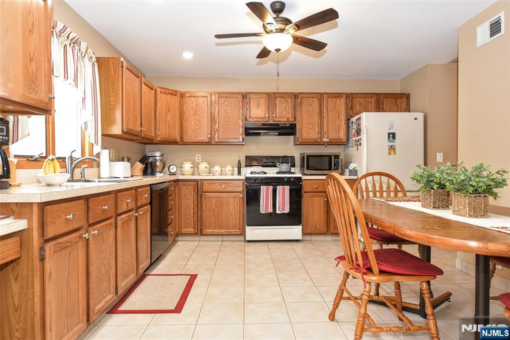 31 Smith Street Waldwick, NJ 07463 - Photo 6 of 42