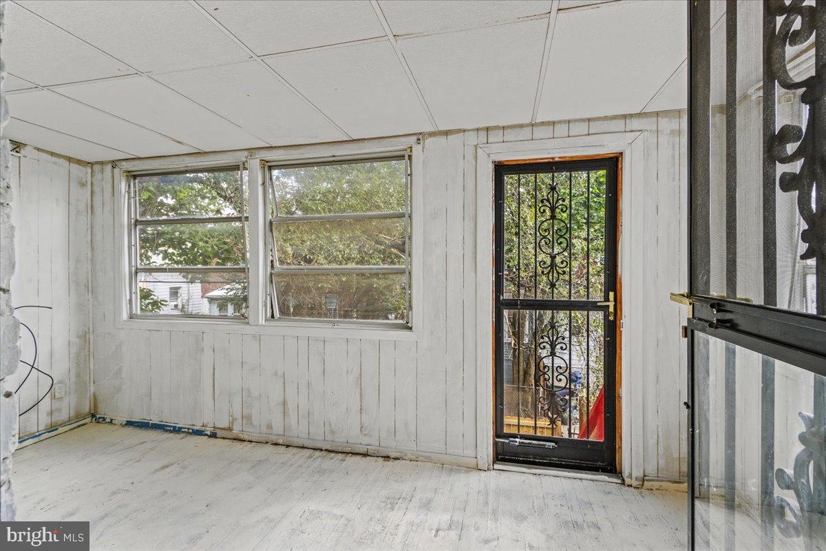 600 Tuckerman Street Northwest Washington, DC 20011 - Photo 12 of 24 an empty room with windows