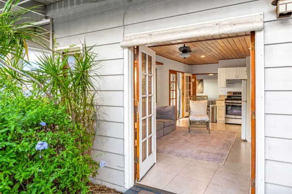 a view of entryway with a flower pot and a yard