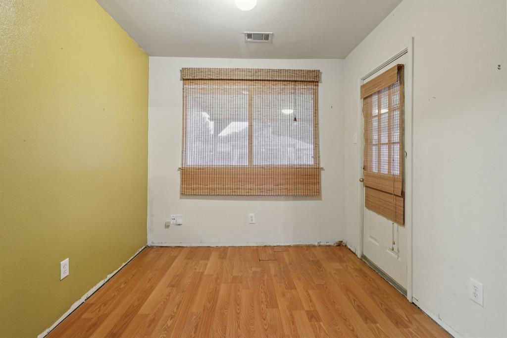 600 North Chattey Road DeSoto, TX 75115 - Photo 13 of 40 an empty room with a window