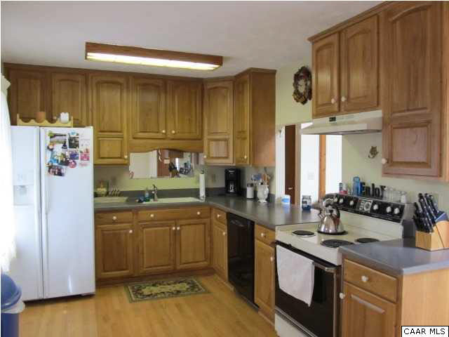 15 Oak Grove Road Palmyra, VA 22963 - Photo 5 of 25 a kitchen with a sink stove and cabinets
