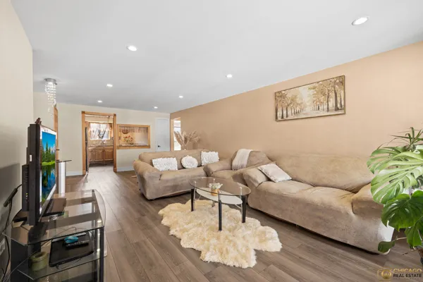 $235,000 | 5323 North Delphia Avenue, Unit 323W, Chicago, IL 60656