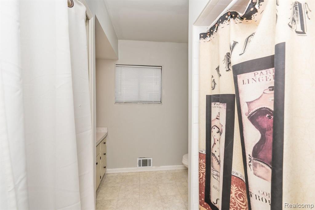 2450 Gerald Avenue Rochester Hills, MI 48307 - Photo 14 of 24