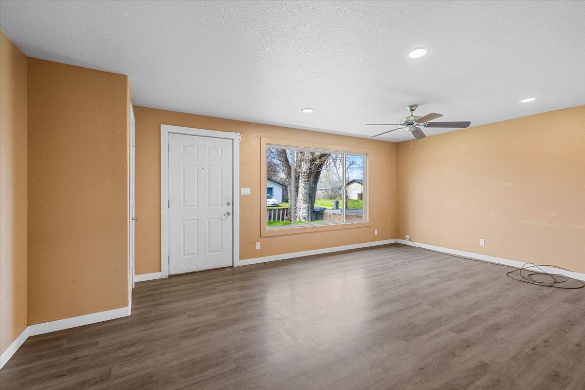 381 Benson Street Medford, OR 97501 - Photo 12 of 21 381