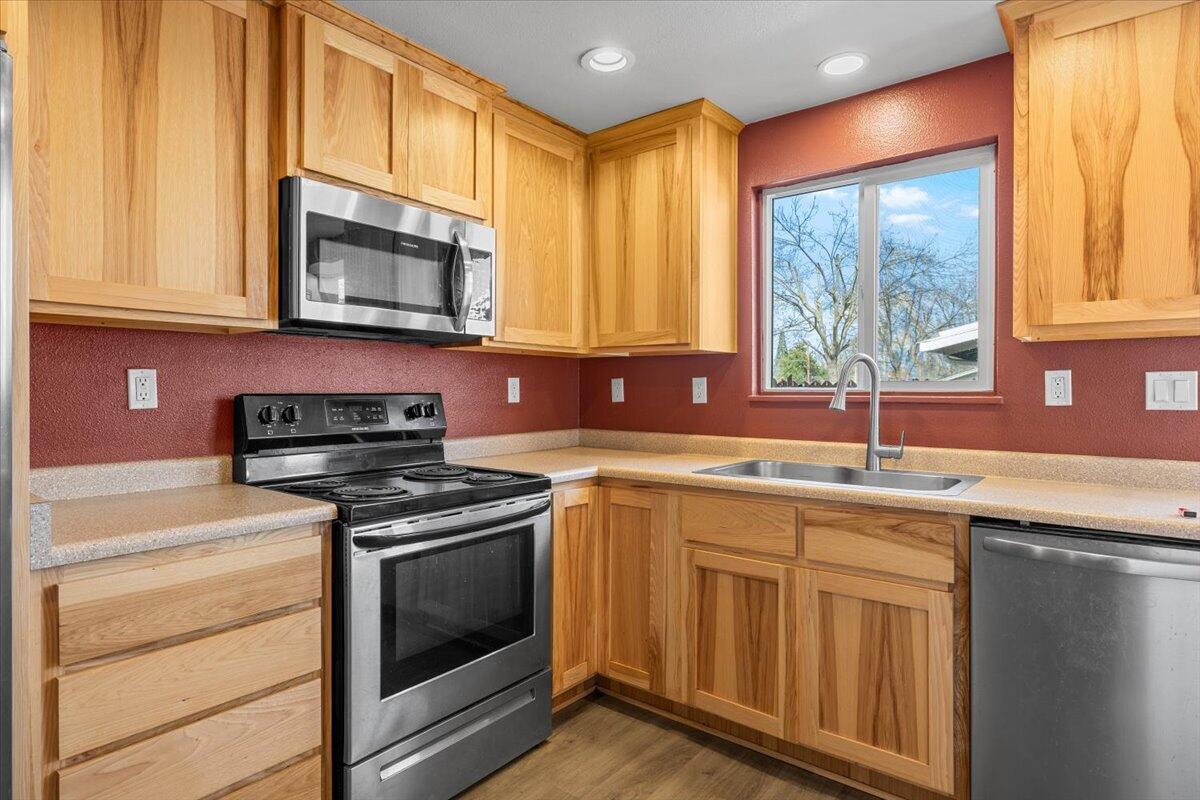 381 Benson Street Medford, OR 97501 - Photo 17 of 21 381