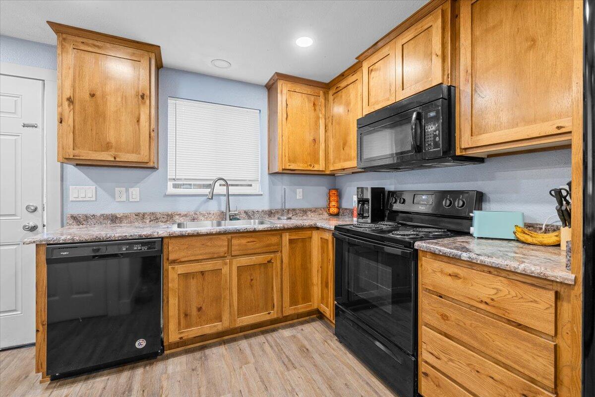 381 Benson Street Medford, OR 97501 - Photo 6 of 21 383