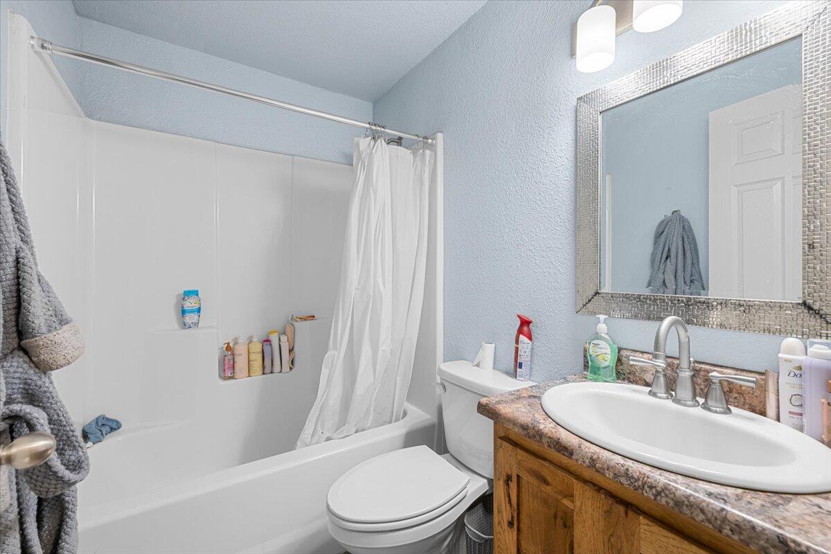 381 Benson Street Medford, OR 97501 - Photo 9 of 21 383