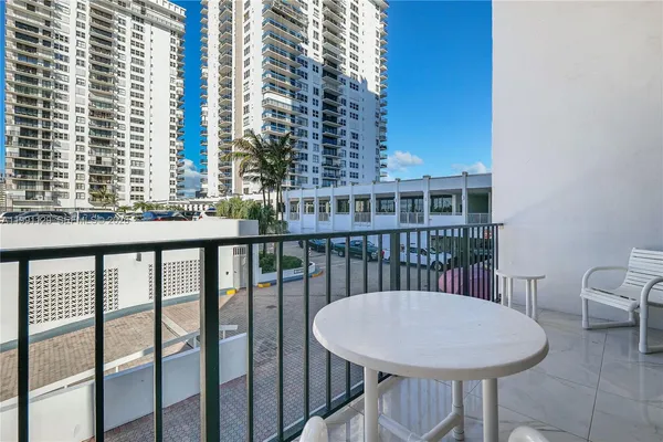 $2,850 | 2401 South Ocean Drive, Unit 305, Hollywood, FL 33019